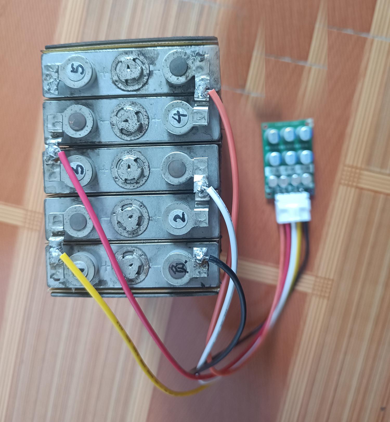 DYKB 3S 4S 0-4A 静電容量式アクティブイコライ - Battery Balancer 4S 12V Active Equalizer のレビューと価格